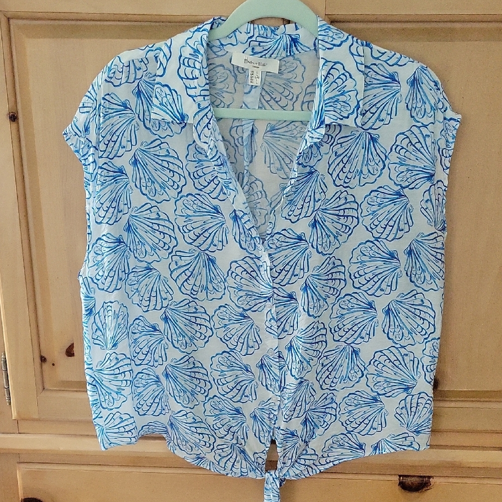 Stylish Blue And White Shell Print Button Down Sh… - image 1